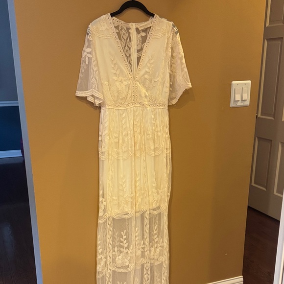 Elegant Lace Maxi Dress in Cream - Picture 1 of 5